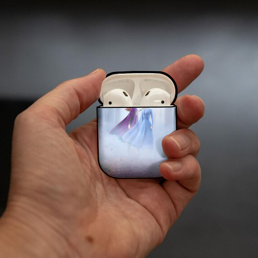 アナと雪の女王 アンナ エルサ Frozen Anna Elsa AirPods 第2世代保護ケース ハードシェル ブラック 耐衝撃・防指紋・カラビナ付き