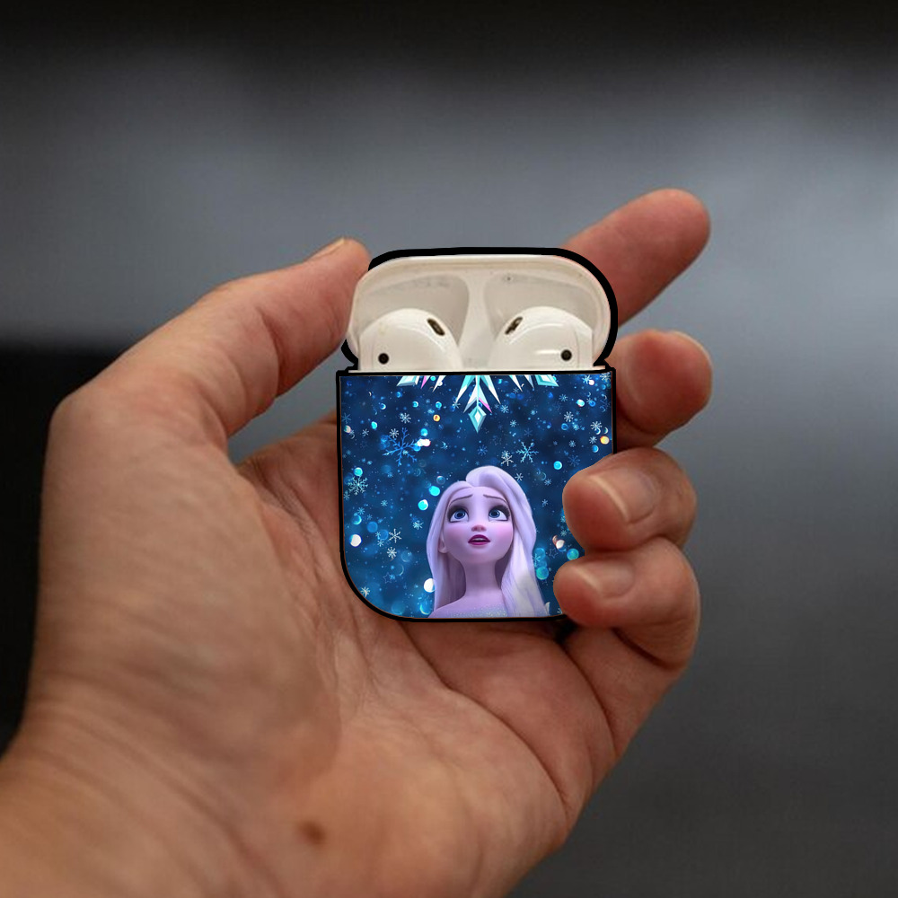 アナと雪の女王 アンナ エルサ Frozen Anna Elsa AirPods 第2世代保護ケース ハードシェル ブラック 耐衝撃・防指紋・カラビナ付き