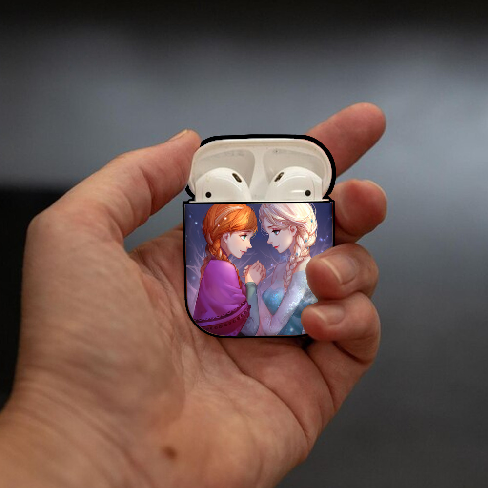 アナと雪の女王 アンナ エルサ Frozen Anna Elsa AirPods 第2世代保護ケース ハードシェル ブラック 耐衝撃・防指紋・カラビナ付き