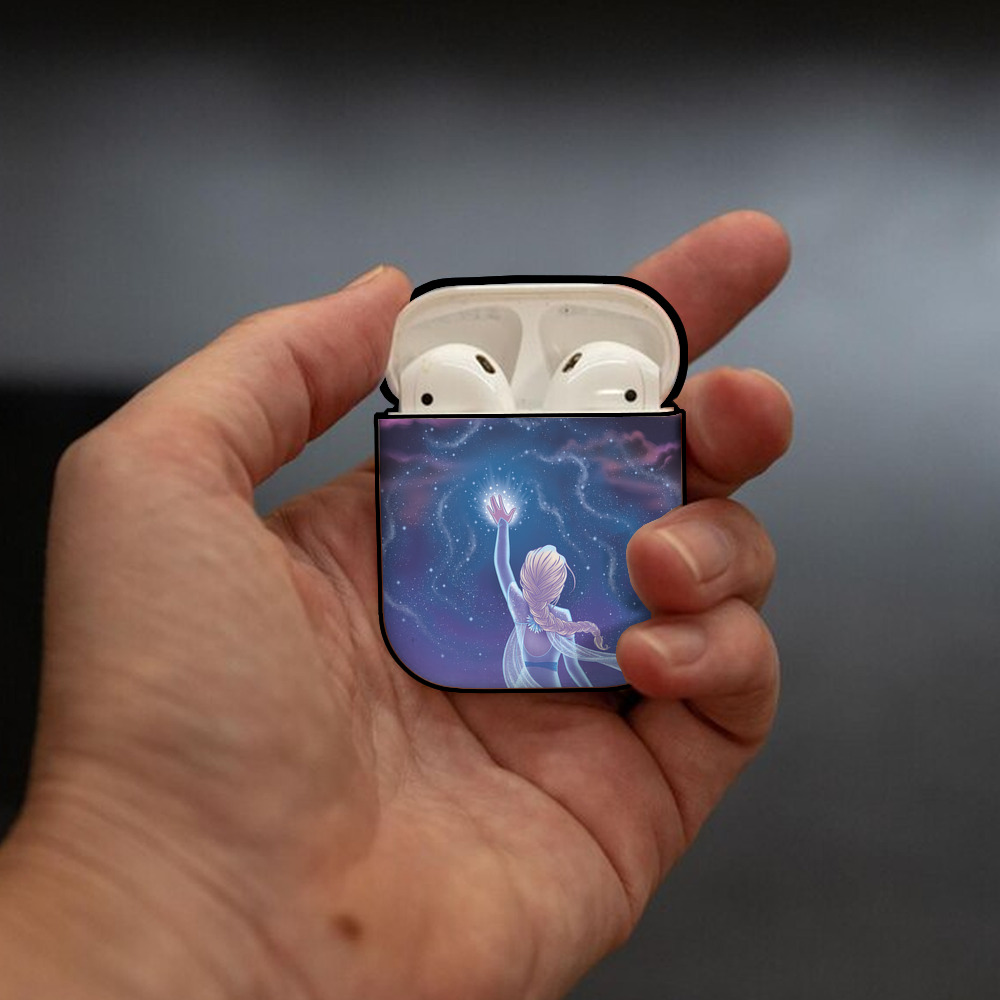 アナと雪の女王 アンナ エルサ Frozen Anna Elsa AirPods 第2世代保護ケース ハードシェル ブラック 耐衝撃・防指紋・カラビナ付き