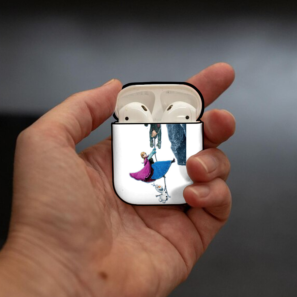 アナと雪の女王 アンナ エルサ Frozen Anna Elsa AirPods 第2世代保護ケース ハードシェル ブラック 耐衝撃・防指紋・カラビナ付き