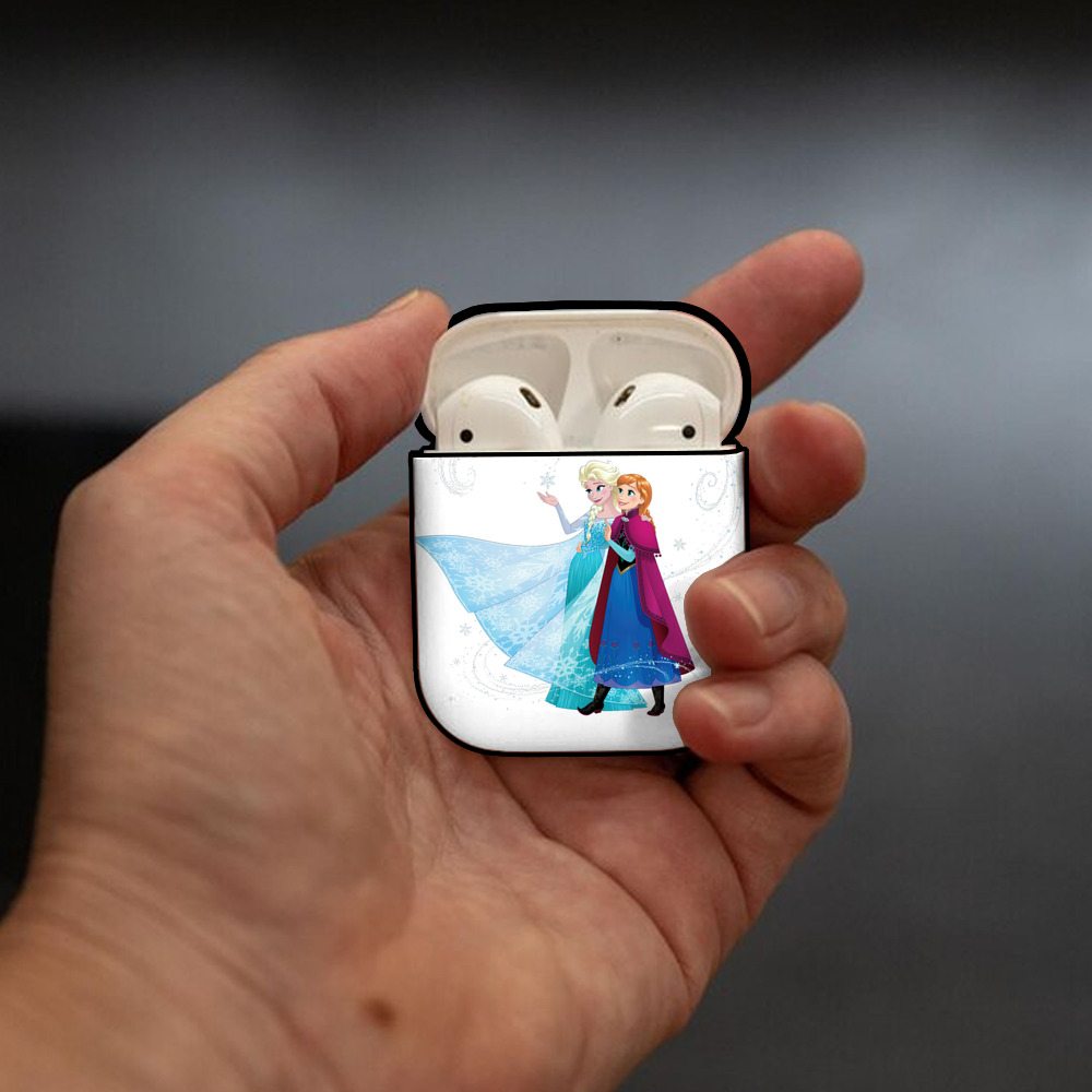 アナと雪の女王 アンナ エルサ Frozen Anna Elsa AirPods 第2世代保護ケース ハードシェル ブラック 耐衝撃・防指紋・カラビナ付き